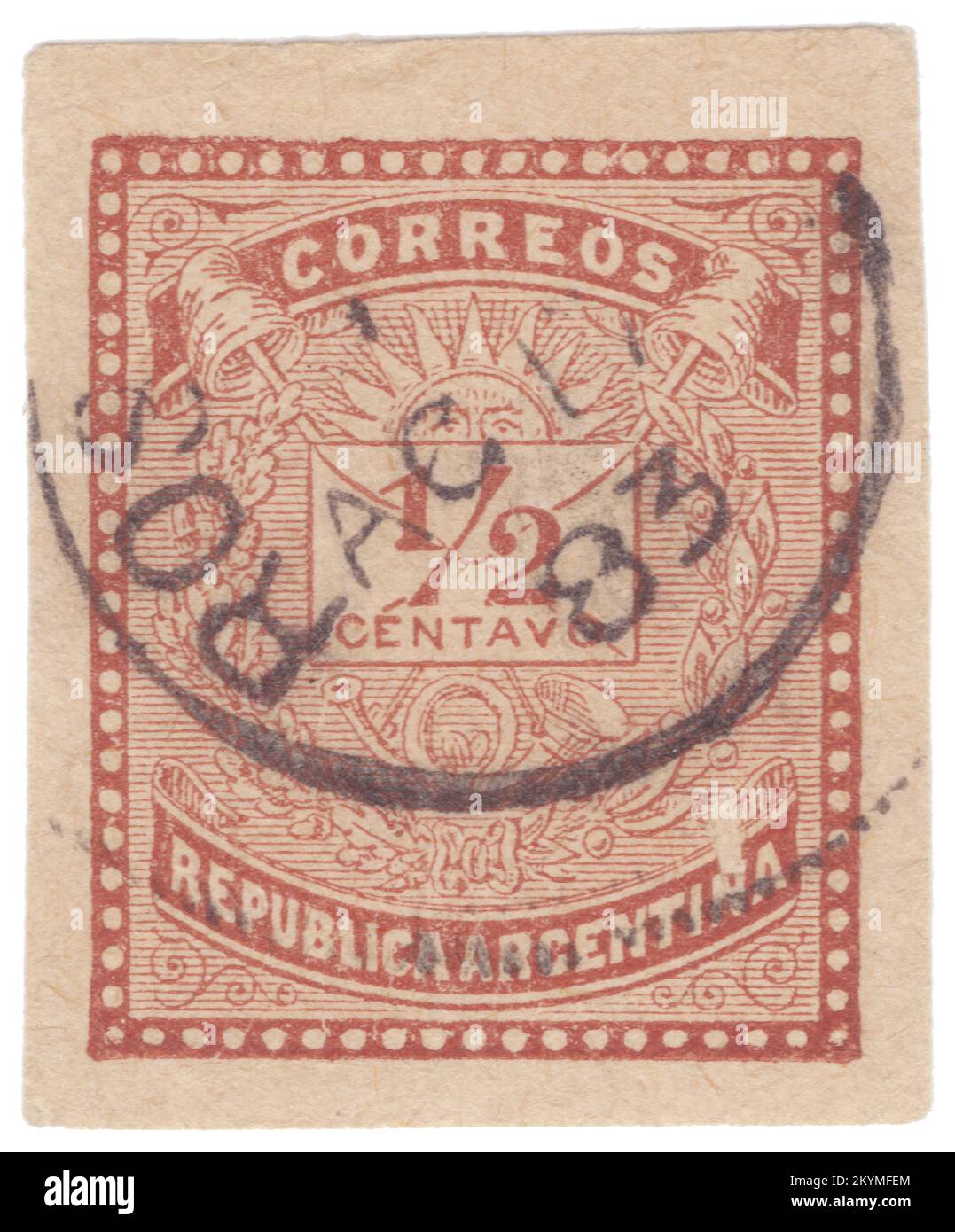 ARGENTINE - 1883 : fragment d'enveloppe originale avec timbre-poste ½ centavos pré-imprimé rouge brun représentant la composition allégorique avec le visage de Sunrise, les chapeaux de Jacobean, l'enveloppe postale, les cornes postales et les branches de Laurier. L'Argentine, officiellement la République Argentine, est un pays de la moitié sud de l'Amérique du Sud. Elle partage la majeure partie du cône Sud avec le Chili à l'ouest, et est également bordée par la Bolivie et le Paraguay au nord, le Brésil au nord-est, l'Uruguay et l'océan Atlantique Sud à l'est, et le passage Drake au sud. L'Argentine est un État fédéral Banque D'Images
