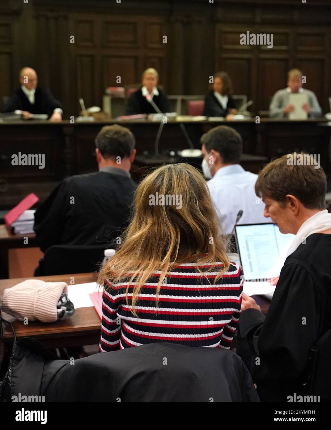 Hambourg, Allemagne. 01st décembre 2022. PISCINE - le couple accusé (avant gauche et 3rd de gauche) s'assoit dans la salle d'audience de l'édifice du système de justice pénale au début de son procès pour tentative de sollicitation de meurtre. Entre janvier et mars 2022, le couple aurait tenté d'acquérir un tueur de contrat par l'intermédiaire du Darknet pour faire tuer l'ancien partenaire de la femme et le père de leur fille. Credit: Marcus Brandt/dpa/Alay Live News Banque D'Images