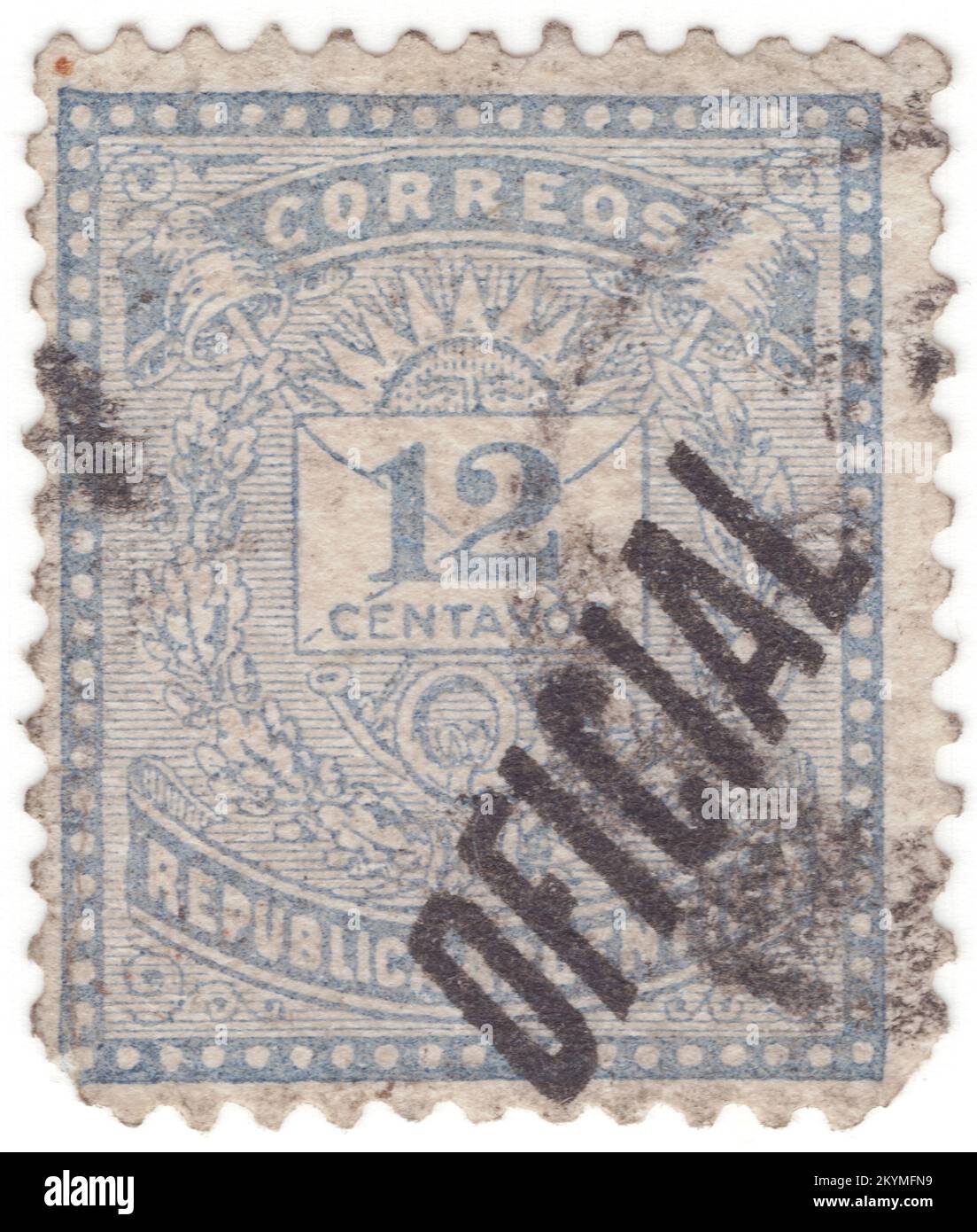 ARGENTINE - 1884: 12 centavos ultramarine timbre officiel représentant la composition allégorique avec le visage de Sunrise, les calottes de Jacobean, l'enveloppe postale, les cornes postales et les branches de Laurier. Les problèmes réguliers ont imprimé « OFICIAL » en noir. L'Argentine, officiellement la République Argentine, est un pays de la moitié sud de l'Amérique du Sud. Elle partage la majeure partie du cône Sud avec le Chili à l'ouest, et est également bordée par la Bolivie et le Paraguay au nord, le Brésil au nord-est, l'Uruguay et l'océan Atlantique Sud à l'est, et le passage Drake au sud. L'Argentine est un État fédéral Banque D'Images
