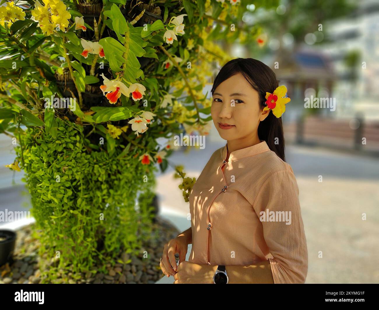 Une dame thaïlandaise en costume thaïlandais dans un temple thaïlandais Banque D'Images
