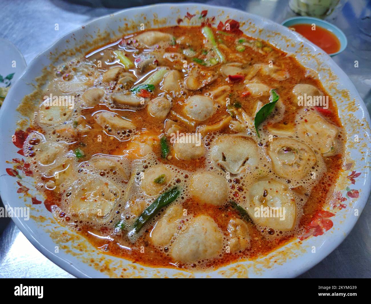 Tom yum - célèbre cuisine thaïlandaise, chaud et aigre soupe thaïlandaise qui a cuit avec des crevettes Banque D'Images