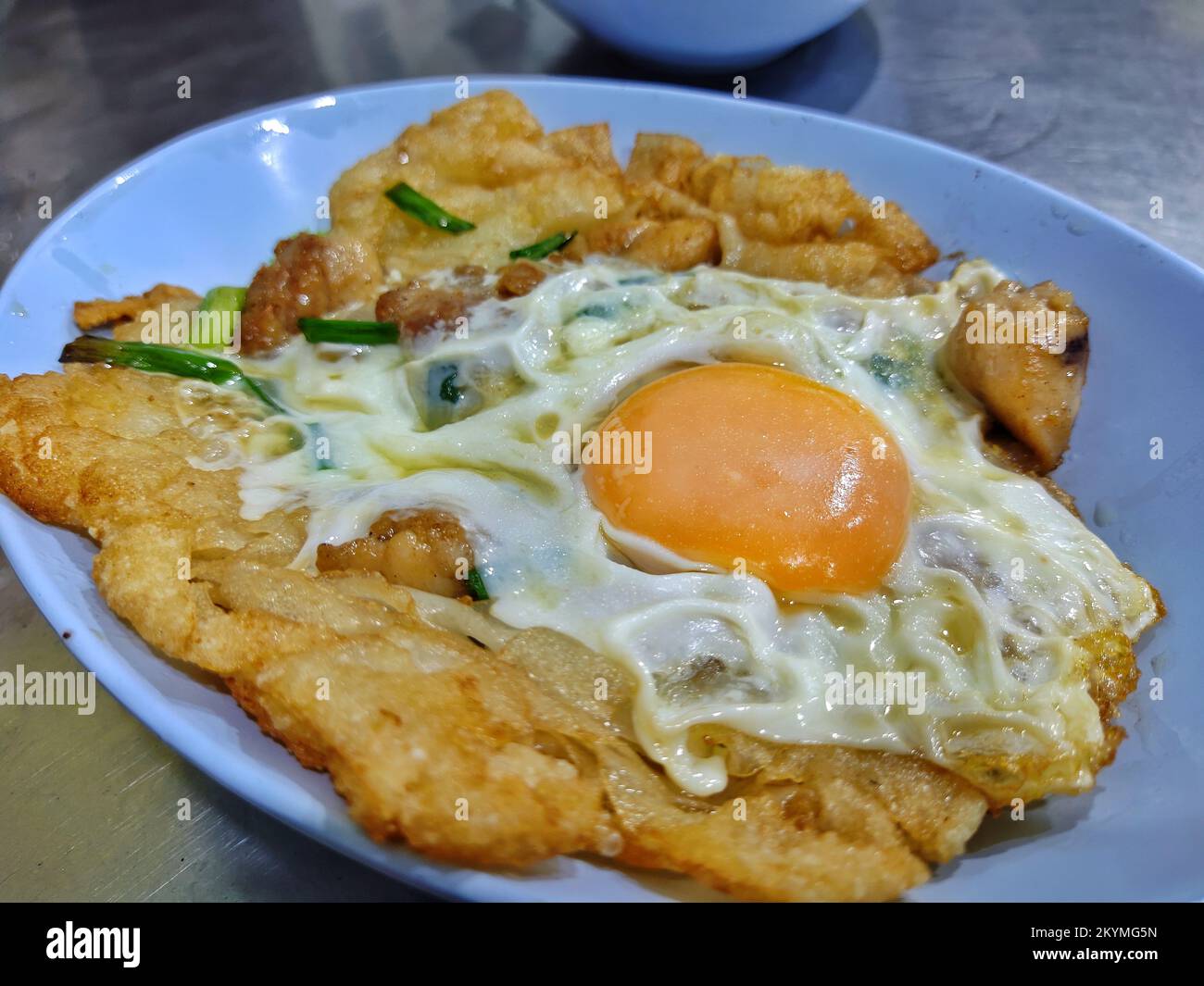 Nouilles de riz sautées au poulet et aux œufs cuits - cuisine chinoise de Thaïlande appelée Kua-kai Banque D'Images