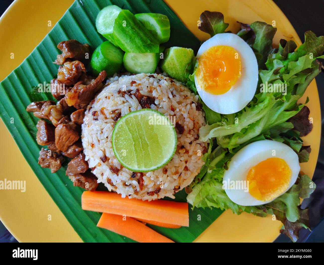 Cuisine folklorique thaïlandaise, riz frit avec pâte de Chili et poisson Banque D'Images