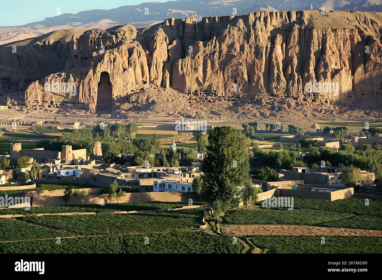 Bamyan (Bamiyan) dans le centre de l'Afghanistan. Vue sur la vallée de Bamyan (Bamiyan) montrant la grande niche de Bouddha dans la falaise. Banque D'Images