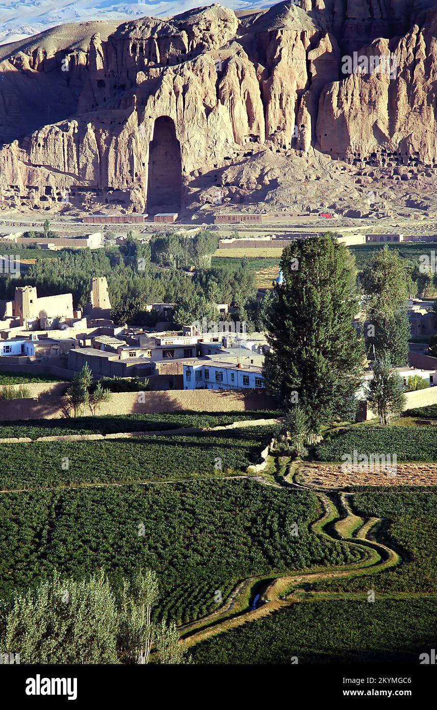 Bamyan (Bamiyan) dans le centre de l'Afghanistan. Vue sur la vallée de Bamyan (Bamiyan) montrant la grande niche de Bouddha dans la falaise. Banque D'Images