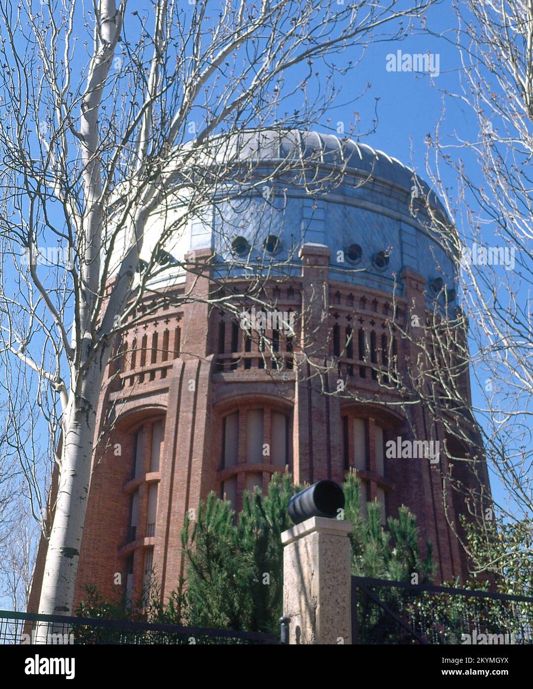 DEPOSITO ELEVADO DEL CANAL- PRESTO SERVICIO ENTRE 1911 Y 1952- ACTIVALMENTE SALA DE EXPOSICION. AUTEUR: LUIS MOYA IDIGORAS Y DIEGO MARTIN MONTALBO. EMPLACEMENT : CANAL DE ISABEL II MADRID. ESPAGNE. Banque D'Images