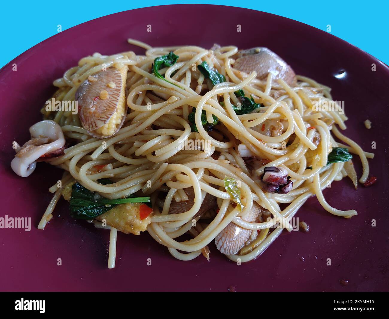 Spaghetti isolés avec un palourdes épicées de style thaïlandais Banque D'Images