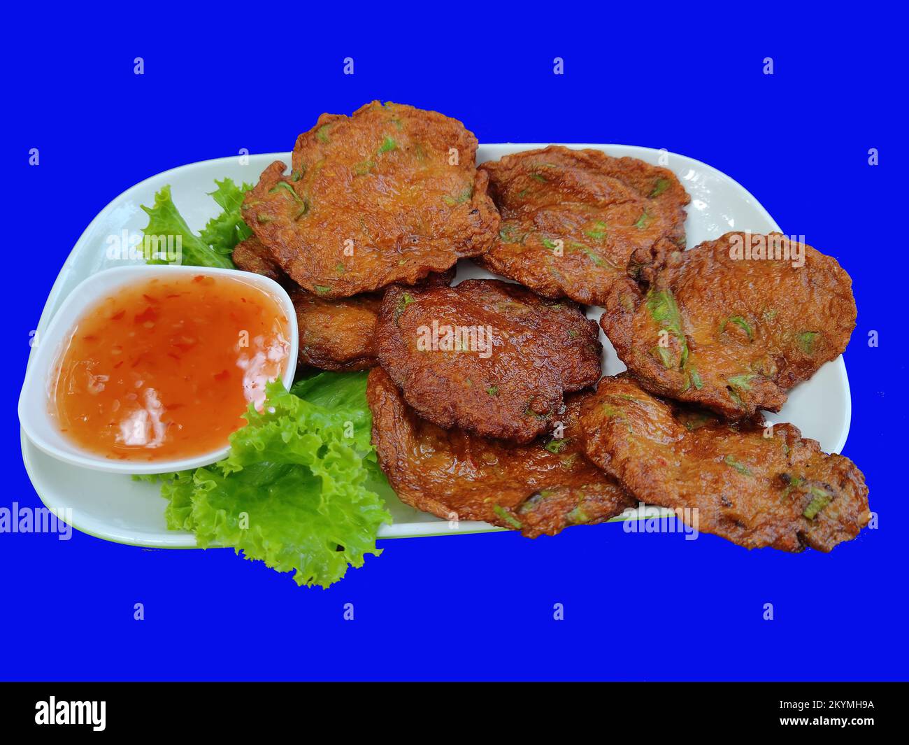 Patty de poisson frit isolée, l'ingrédient important est le filet de fnifcorégone clown, le haricot de Sting, et la pâte de curry. Cuisine populaire thaïlandaise Banque D'Images