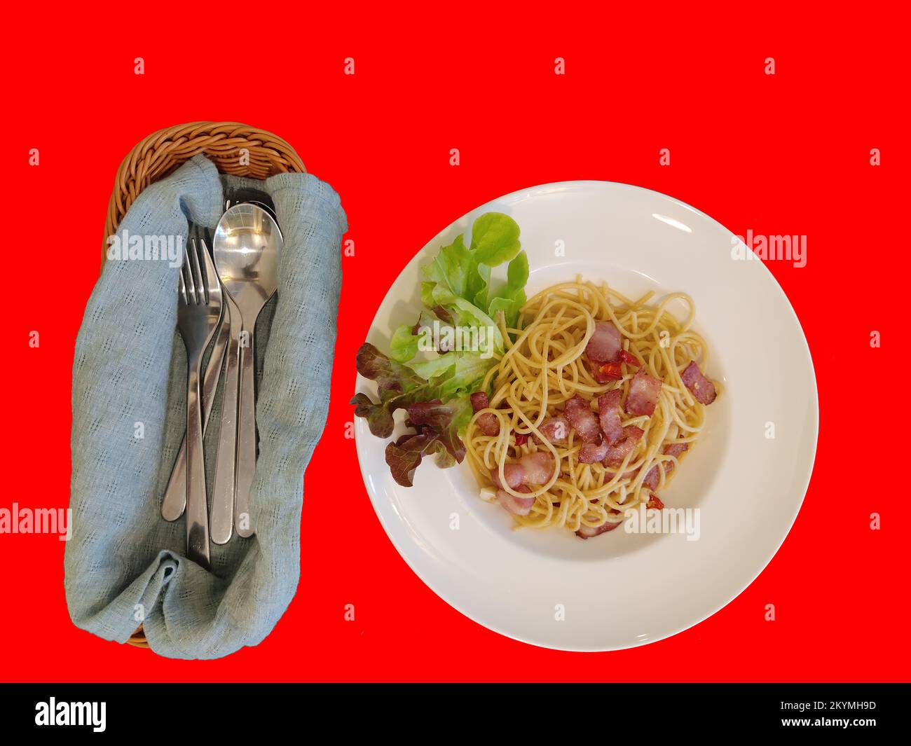 Spaghetti isolés de style thaïlandais sautés au piment sec et au bacon croustillant Banque D'Images
