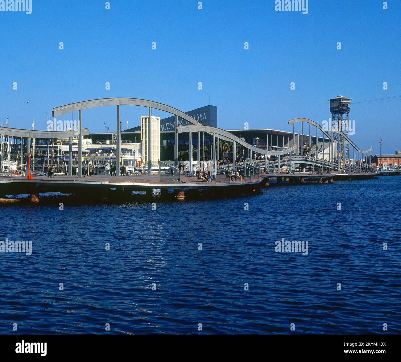 PASARELA Y ZONA COMERCIAL DEL NUEVO PUERTO DEPORTIVO - FOTO AÑOS 90. Emplacement: PUERTO. Barcelone. ESPAGNE. Banque D'Images