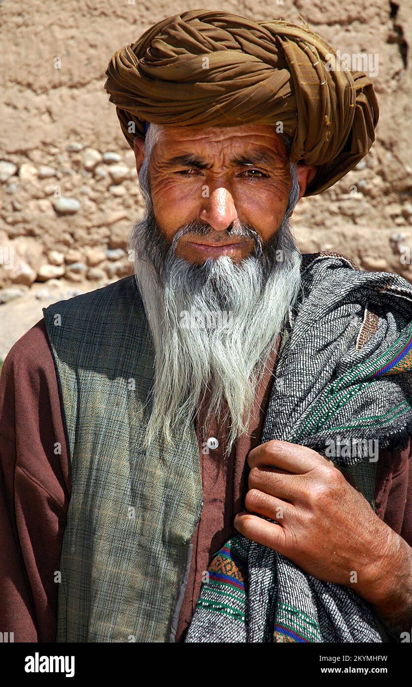 Bamyan (Bamiyan) / Afghanistan central : un vieil afghan avec une longue barbe grise à Bamyan. Banque D'Images