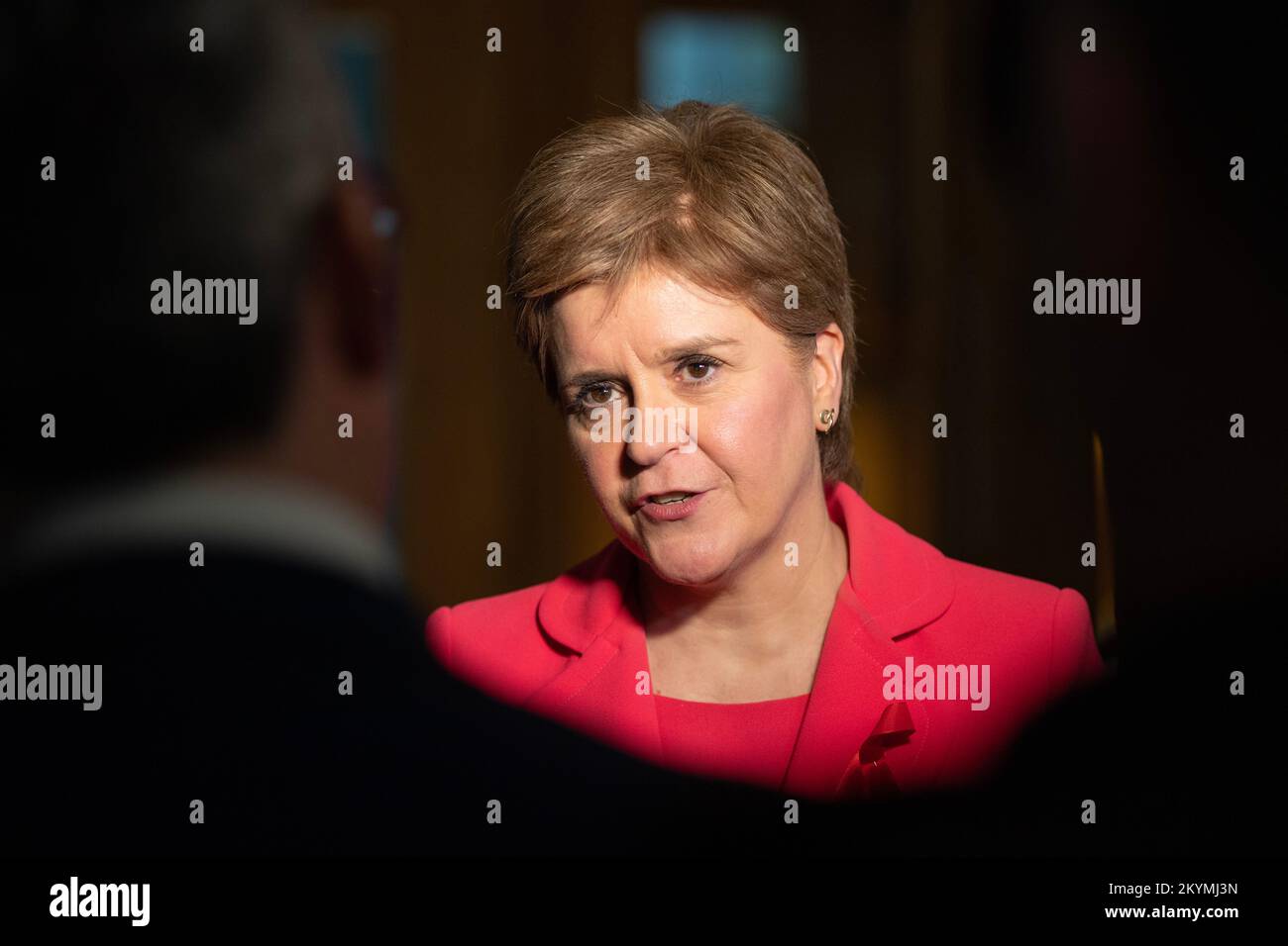 Édimbourg, Écosse, Royaume-Uni. 1 décembre 2022. PHOTO : Nicola Sturgeon MSP, première ministre d'Écosse et chef du Parti national écossais (SNP), qui donne son avis alors qu'elle est en porte en attendant les médias des dernières nouvelles selon lesquelles Ian Blackford, membre du Parlement du SNP à la Chambre des communes, a démissionné de son poste. Crédit : Colin D Fisher/Alay Live News. Banque D'Images