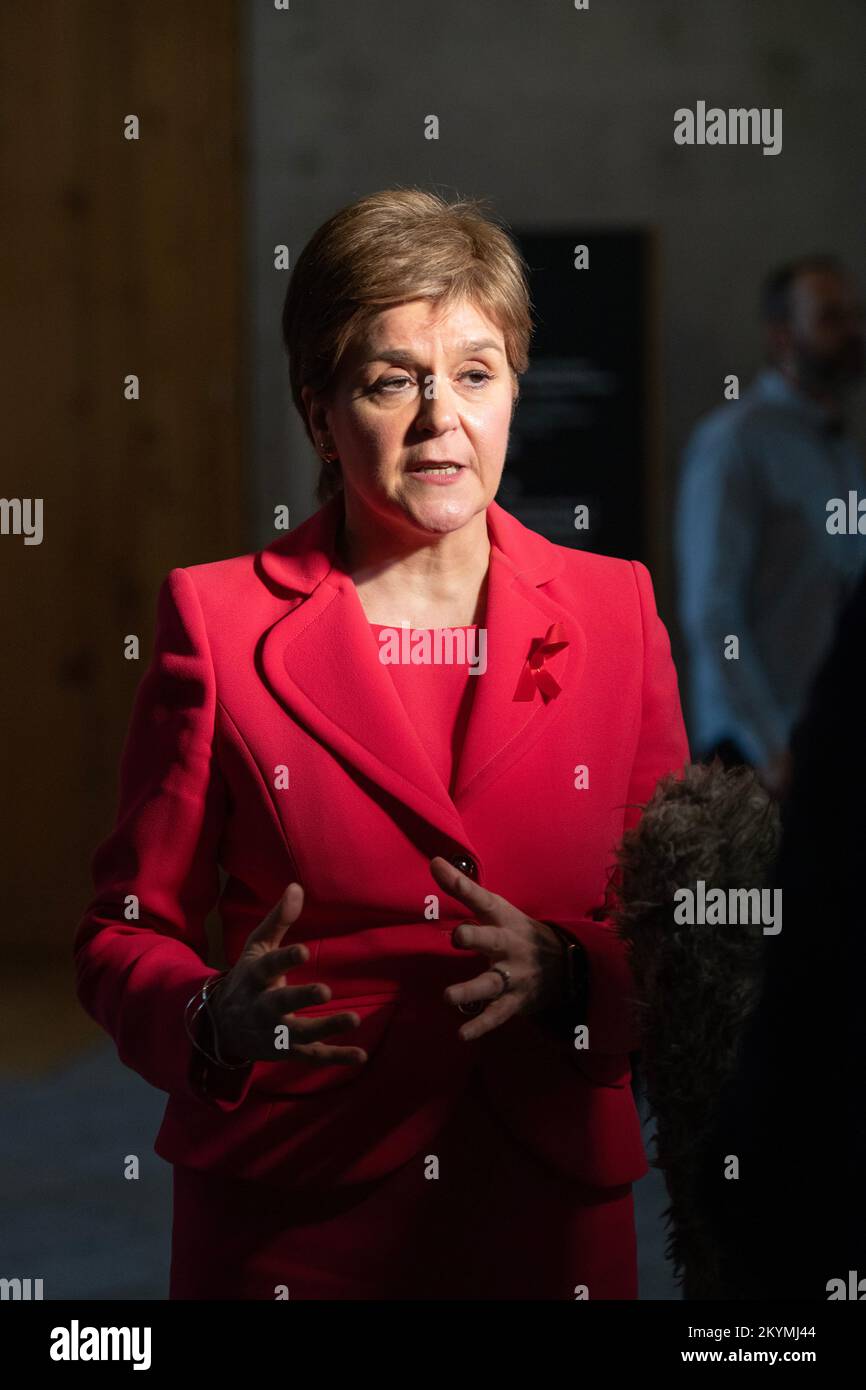 Édimbourg, Écosse, Royaume-Uni. 1 décembre 2022. PHOTO : Nicola Sturgeon MSP, première ministre d'Écosse et chef du Parti national écossais (SNP), qui donne son avis alors qu'elle est en porte en attendant les médias des dernières nouvelles selon lesquelles Ian Blackford, membre du Parlement du SNP à la Chambre des communes, a démissionné de son poste. Crédit : Colin D Fisher/Alay Live News. Banque D'Images