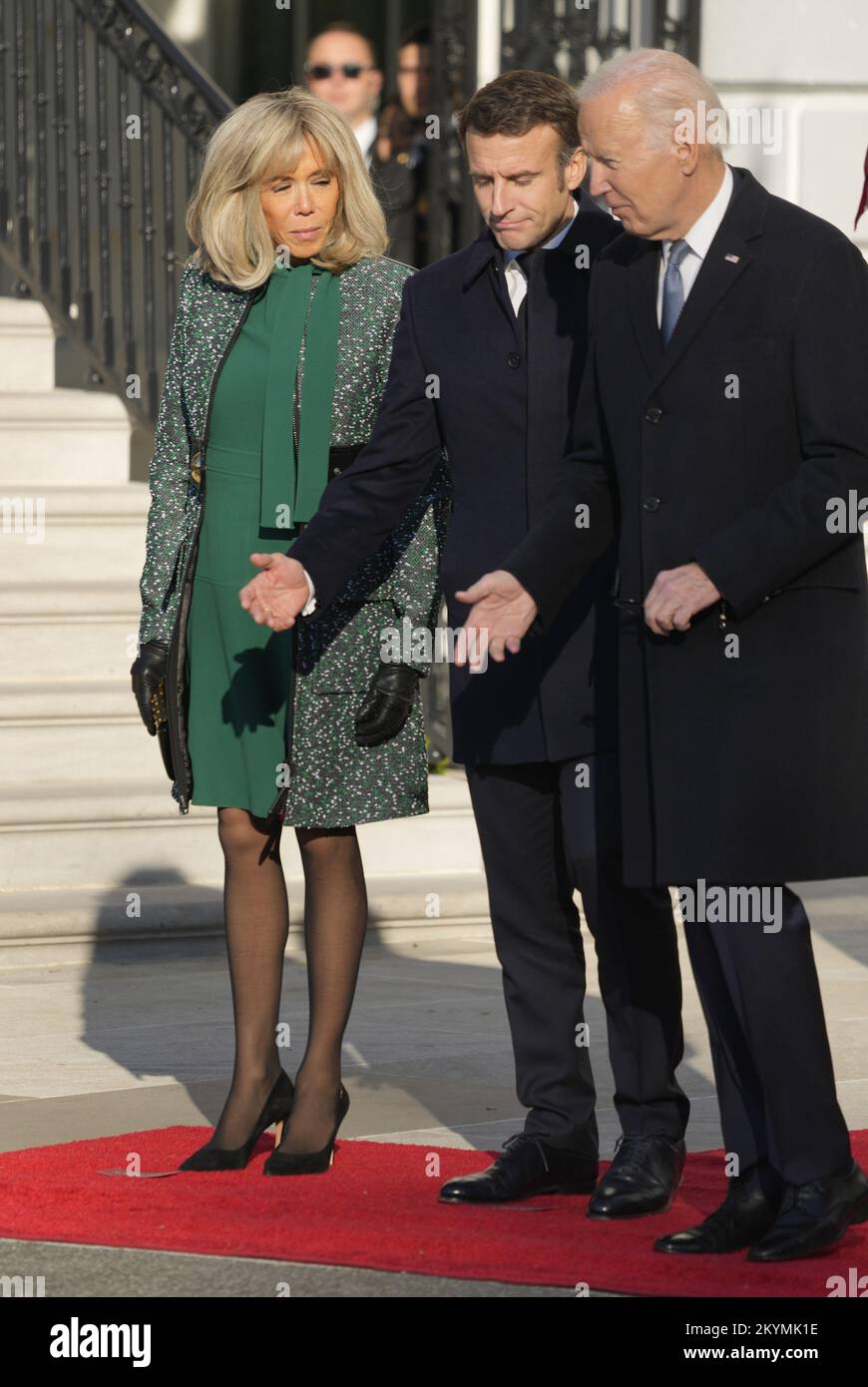 Washington, États-Unis. 01st décembre 2022. Le président Joe Biden, le président français Emmanuel Macron et Mme Brigitte Macron marchent sur le podium lors d'une cérémonie officielle d'arrivée sur la pelouse sud de la Maison Blanche à Washington, DC jeudi, 1 décembre 2022. La visite de Macron est la première visite officielle de l'Administration Biden-Harris. Photo de Chris Kleponis/UPI crédit: UPI/Alay Live News Banque D'Images