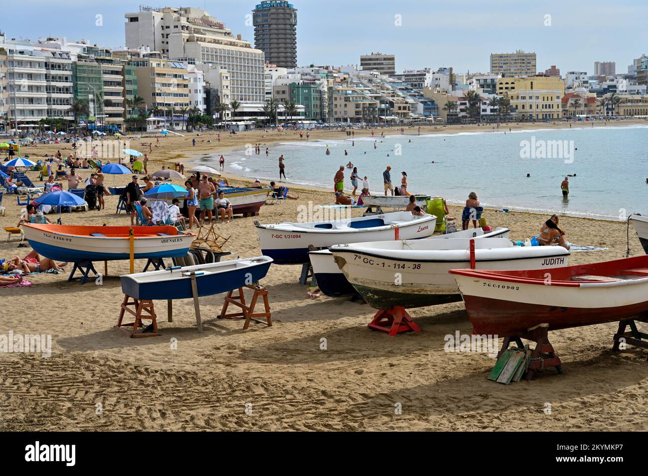 Extrémité nord de la longue plage Playa de las Canteras de petits bateaux de pêche sont sur le sable avec des baigneurs de soleil Banque D'Images Extrémité nord de la longue plage Playa de las Canteras de petits bateaux de pêche sont sur le sable avec des baigneurs de soleil Banque D'Images