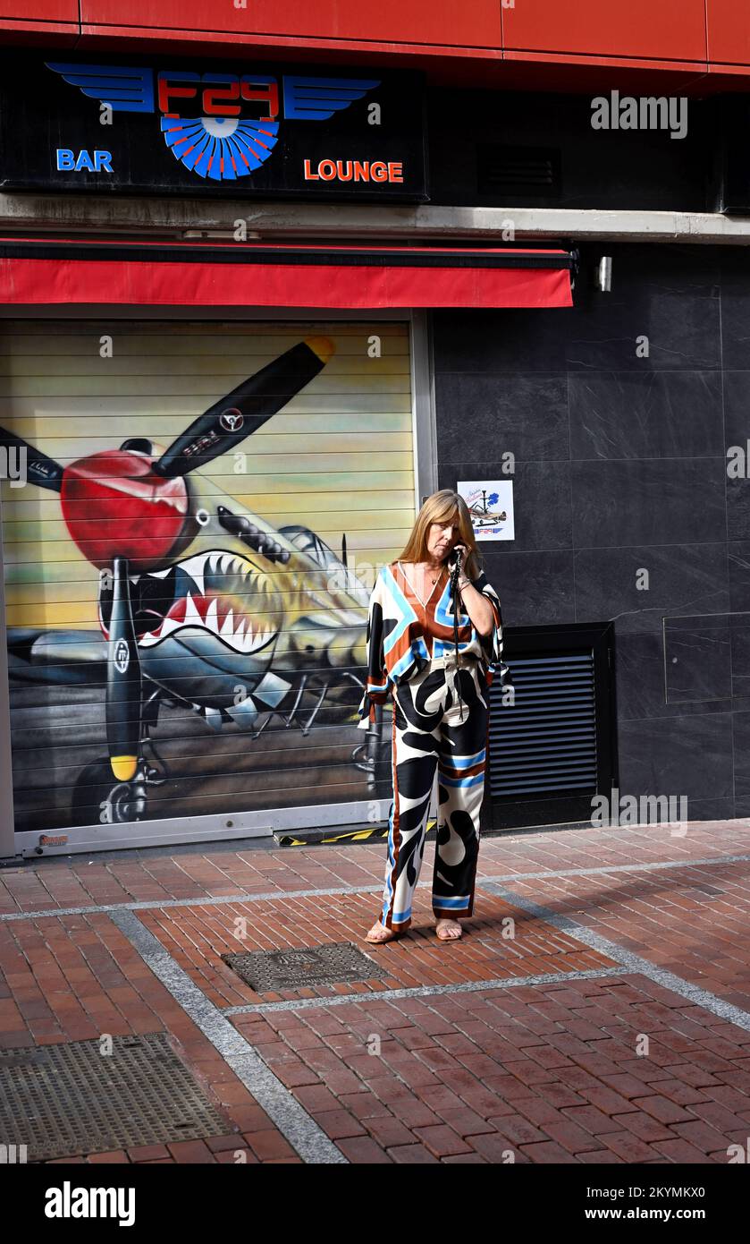 Femme habillée de mode décontractée devant le bar à cocktails F29, sur Prudencio Morales, Las Palmas Banque D'Images Femme habillée de mode décontractée devant le bar à cocktails F29, sur Prudencio Morales, Las Palmas Banque D'Images