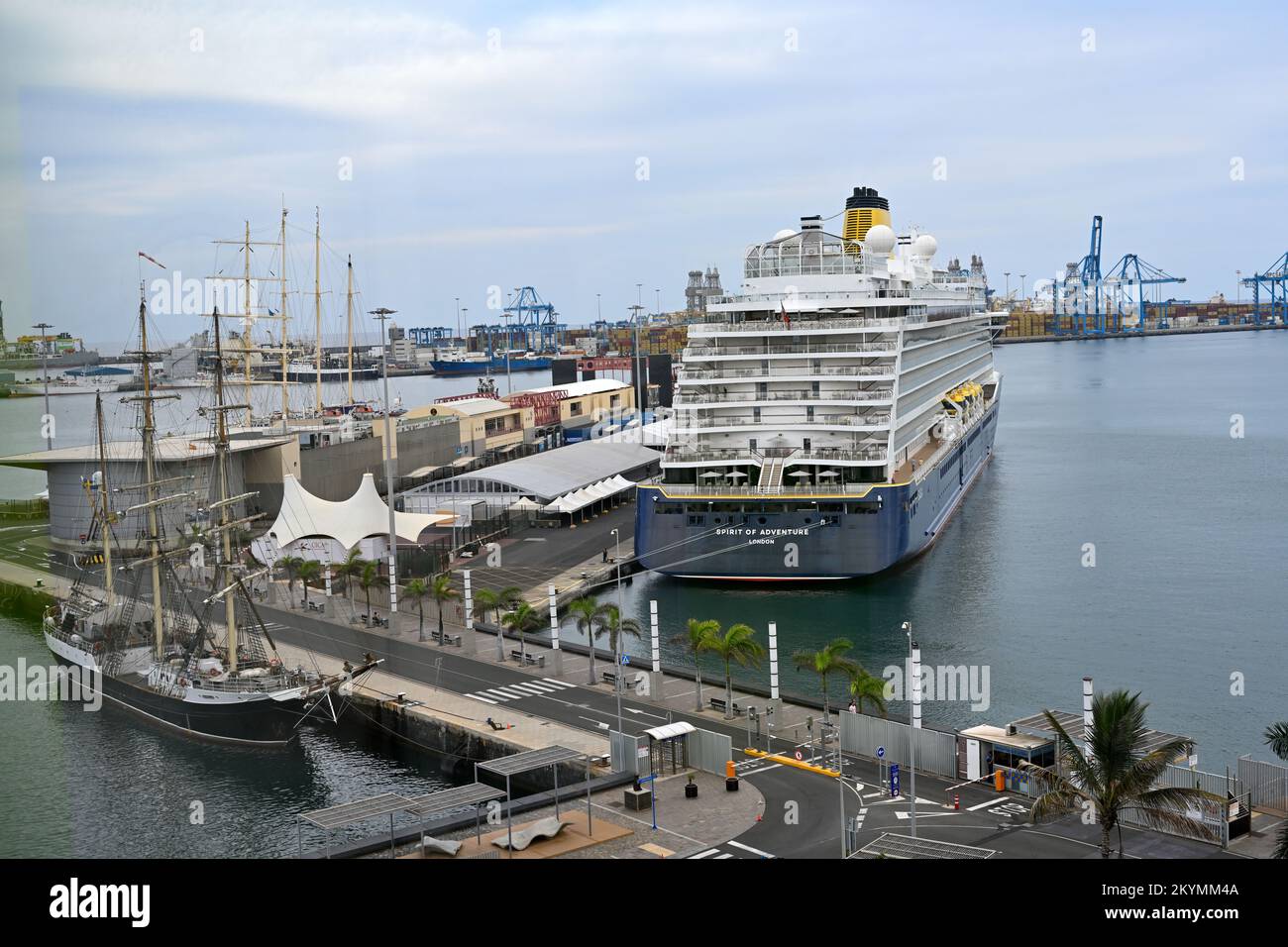 Vue du paquebot de croisière « Spirit of Adventure » amarré au terminal de croisière de Las Palmas dans le port commercial de la Isleta, Gran Canaria Banque D'Images Vue du paquebot de croisière « Spirit of Adventure » amarré au terminal de croisière de Las Palmas dans le port commercial de la Isleta, Gran Canaria Banque D'Images