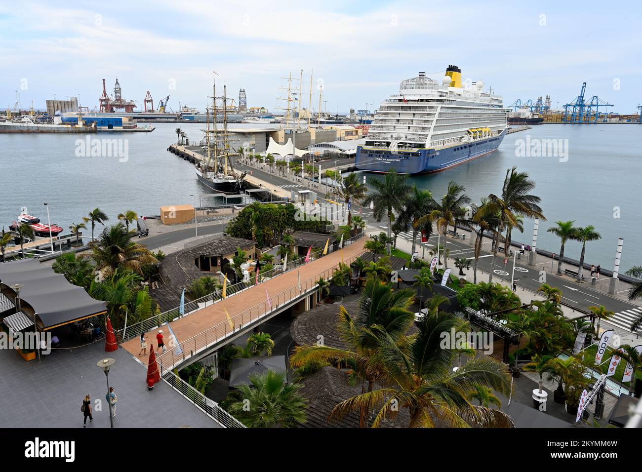 Vue du paquebot de croisière "Spirit of Adventure" amarré au terminal de croisière de Las Palmas dans le port commercial de la Isleta par le centre commercial Comercial El Muelle , Banque D'Images