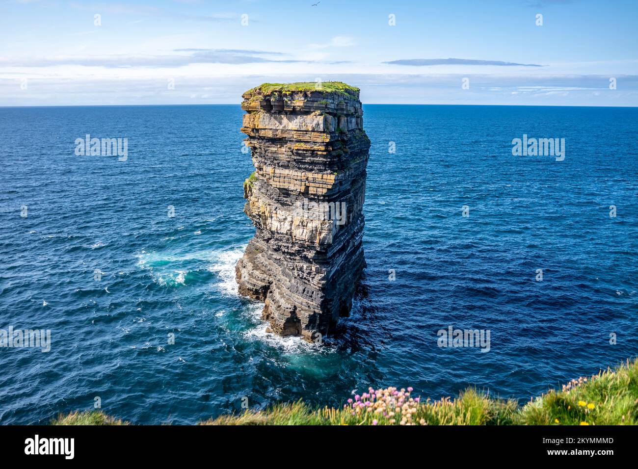 La pile de la mer de Dun Brit au large des falaises de Downpatrick Head dans le comté de Mayo - Irlande. Banque D'Images