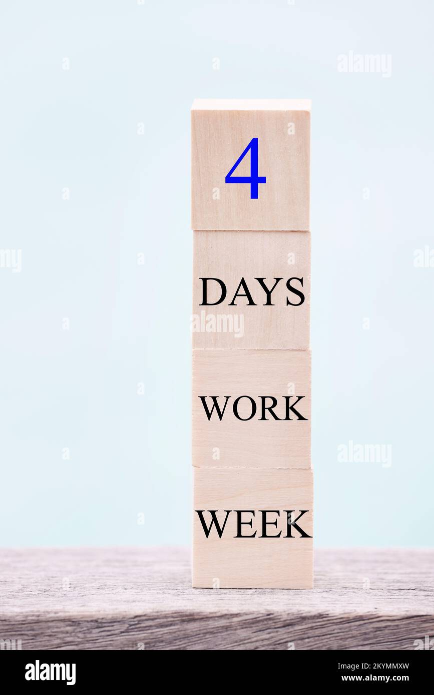 4 jours de travail semaine mots sur cube en bois sur fond bleu. concept de réduction de l'épuisement et des niveaux de stress. copier l'espace Banque D'Images