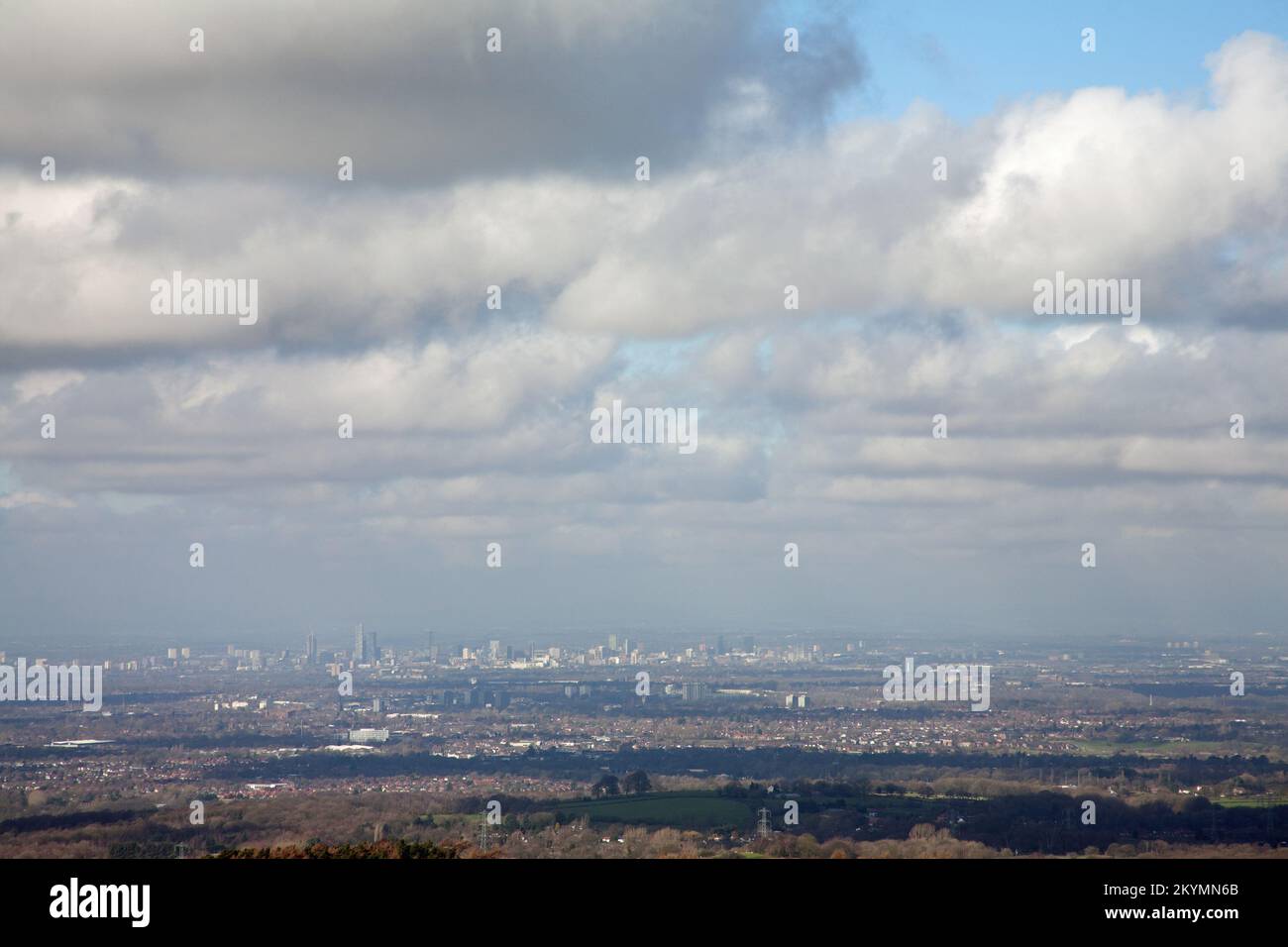 La ville de Manchester vue de Bowstonegate au-dessus de Lyme Park Cheshire Angleterre Banque D'Images