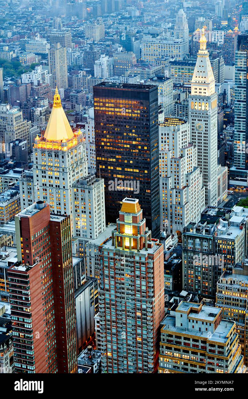 New York. États-Unis. Vue aérienne de Manhattan au crépuscule Banque D'Images