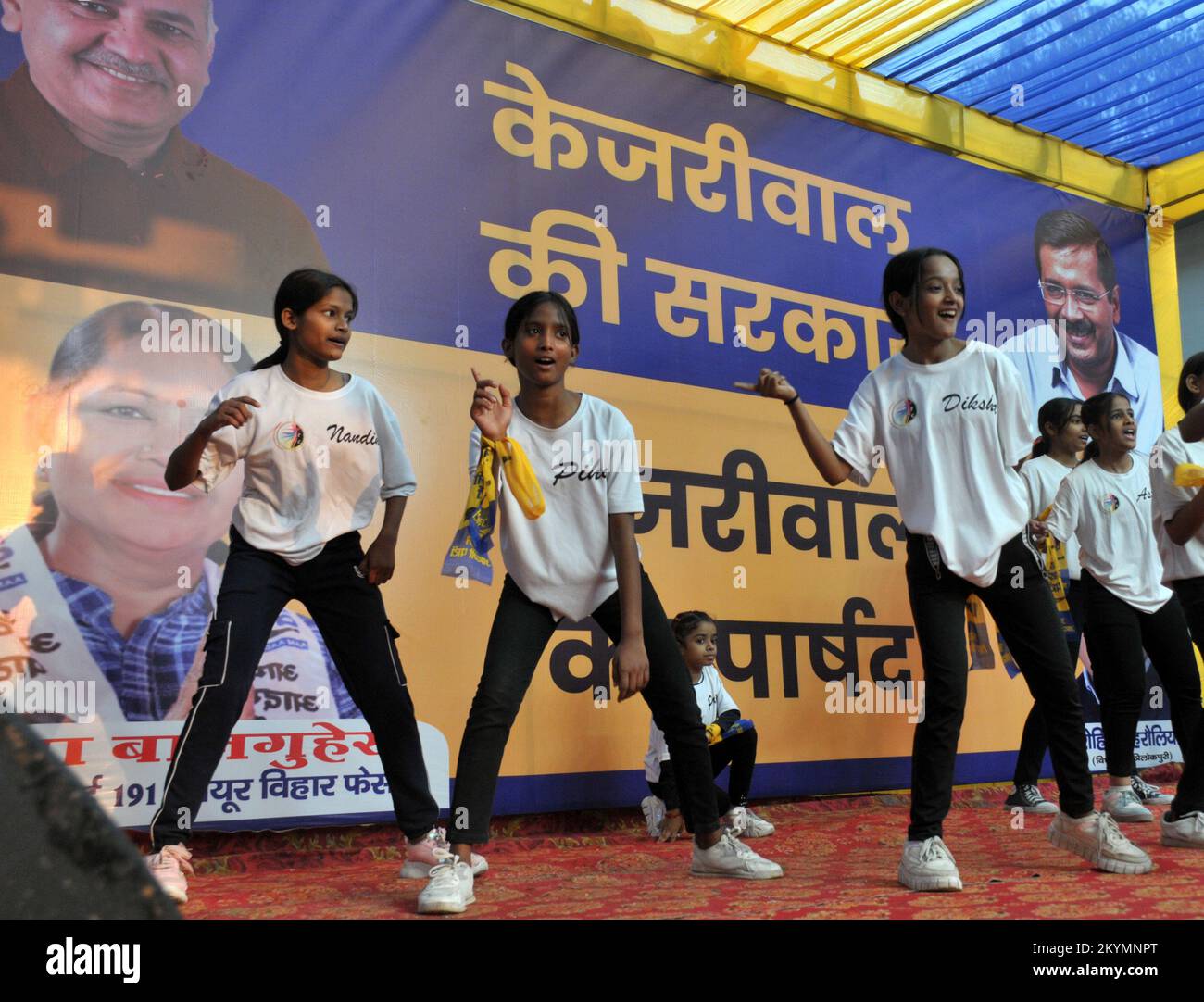 1 décembre 2022, Delhi, Mayur vihar, est de Delhi, Inde: Une jeune étudiante de l'école exécute la danse pendant la Delhi dy ministre Manish Sisodia étant accueilli avec une énorme guirlande et la vague pendant la réunion d'angle d'adressage pour la candidate Beena balguherfrom Mayur vihar phase 1 et AAP (AAM Aadmi Party) les porteurs de la ligue vus pendant la campagne électorale de l'assemblée publique pour la corporation électorale municipale (MCD). Les électeurs devraient voter pour 250 municipalités de la capitale (image de crédit : © Ravi Batra/ZUMA Press Wire) Banque D'Images