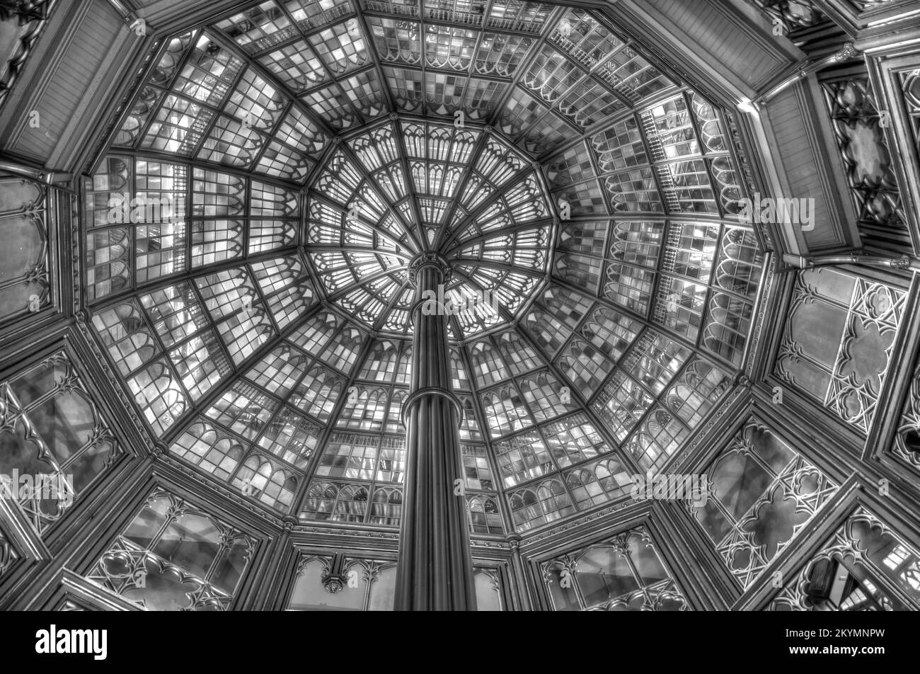 Bâton Rouge, Louisiane, États-Unis - 11,2022 - RDH de dôme en vitrail de l'ancien Capitole de l'État de Louisiane fenêtre en verre. Banque D'Images