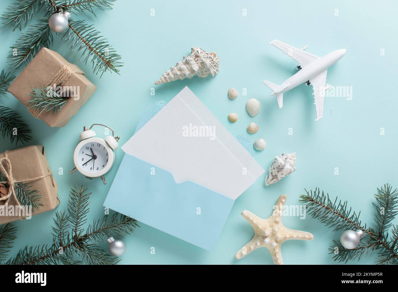 Cartes, un avion, et branches de sapin avec des décorations de Noël et des  cadeaux en éco-emballage nouvelle année Photo Stock - Alamy
