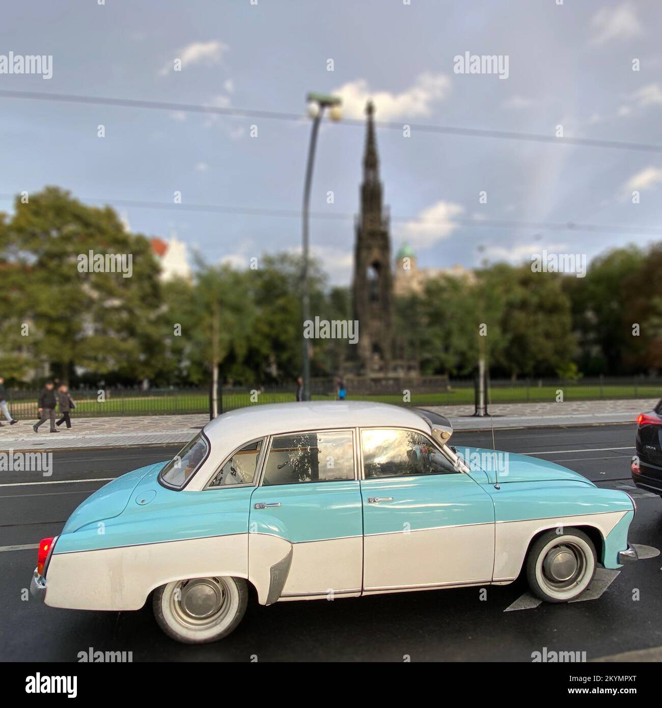Ein Wartburg 311 in zwei Farben Lackierung fährt durch Prag Banque D'Images
