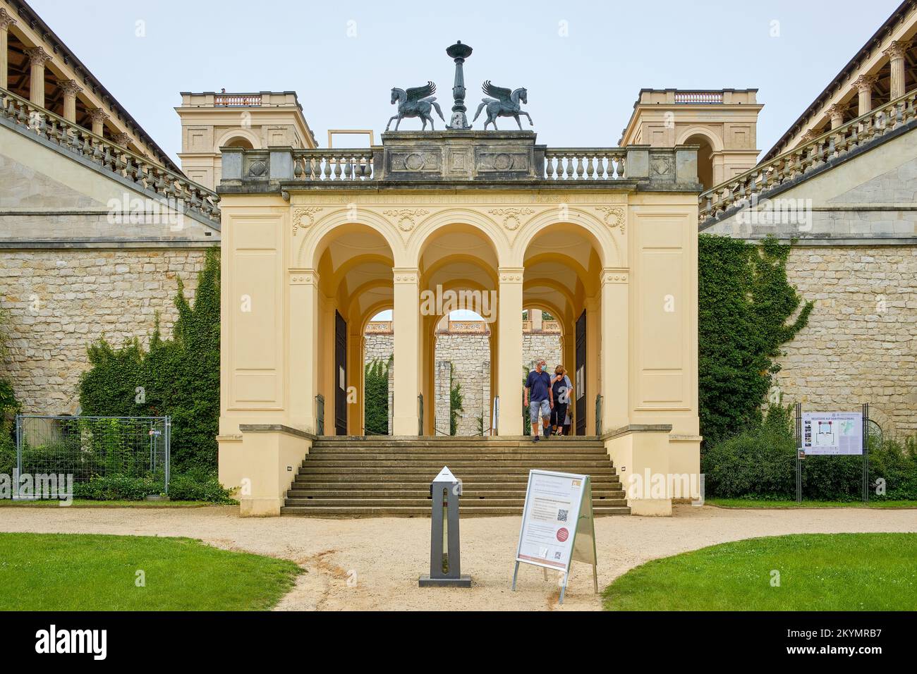 Le Belvédère sur la colline de Pfingstberg, construit comme un point de vue et un palais dans le style néo-Renaissance, est visité par les touristes malgré les restrictions de corona. Banque D'Images