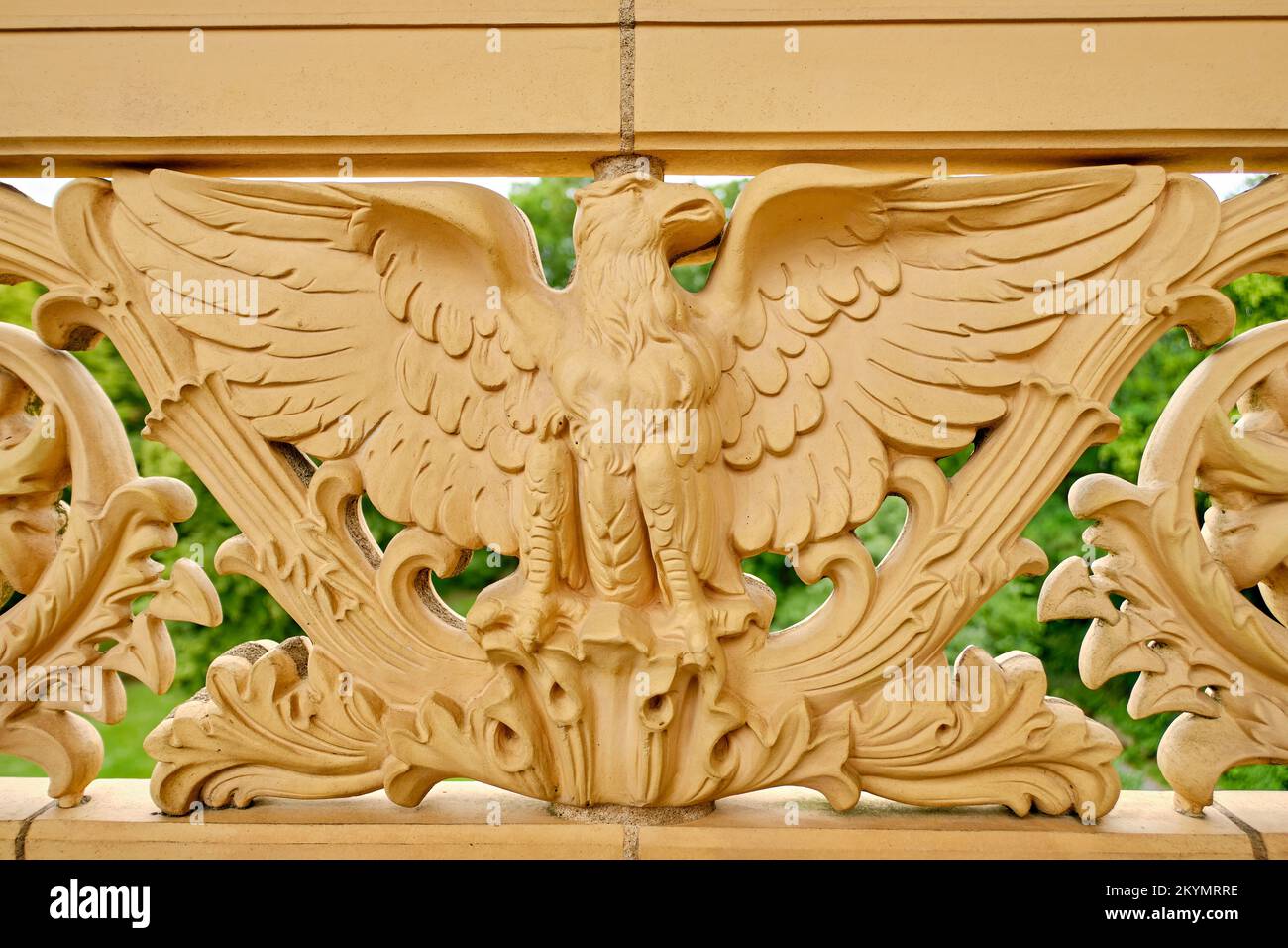 Aigle prussien pierre de brique, parapet du Belvédère sur la colline de Pfingstberg, Potsdam, Brandebourg, Allemagne. Banque D'Images