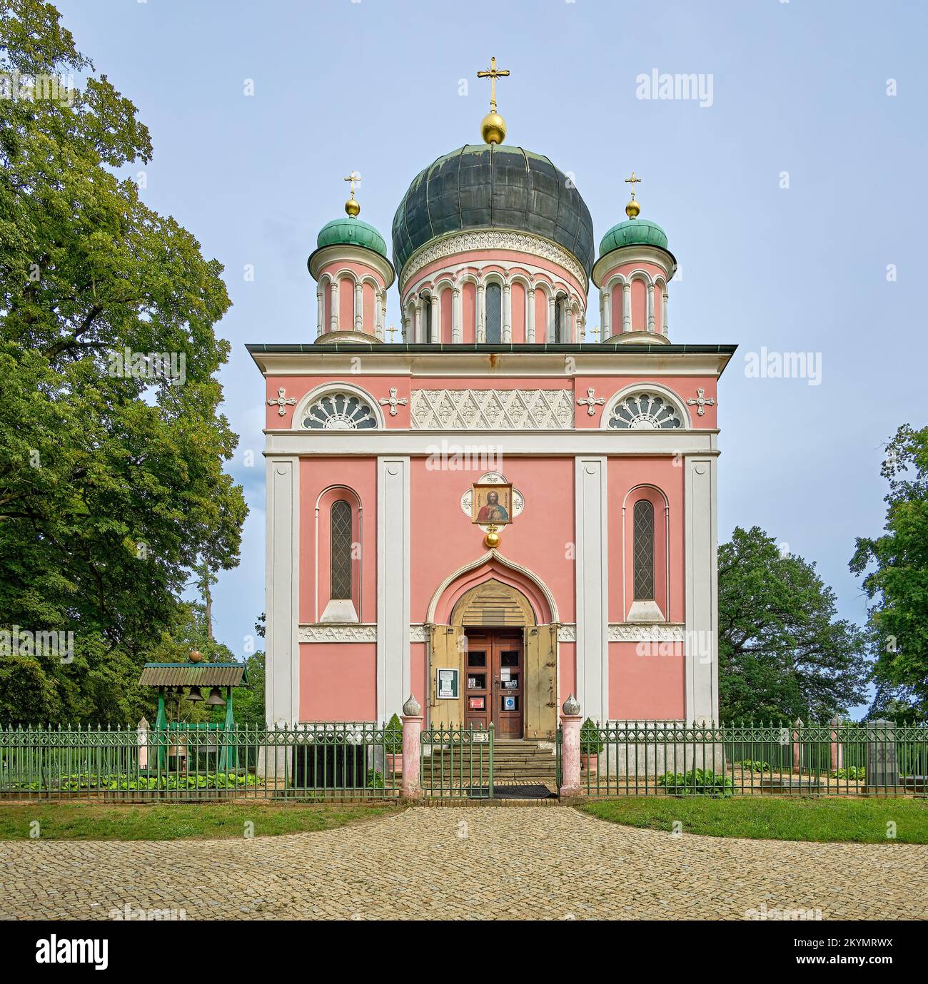 Vue sur l'église orthodoxe russe, église commémorative Alexandre Nevsky, sur la colline de Kapellenberg à Potsdam, Brandebourg, Allemagne. Banque D'Images