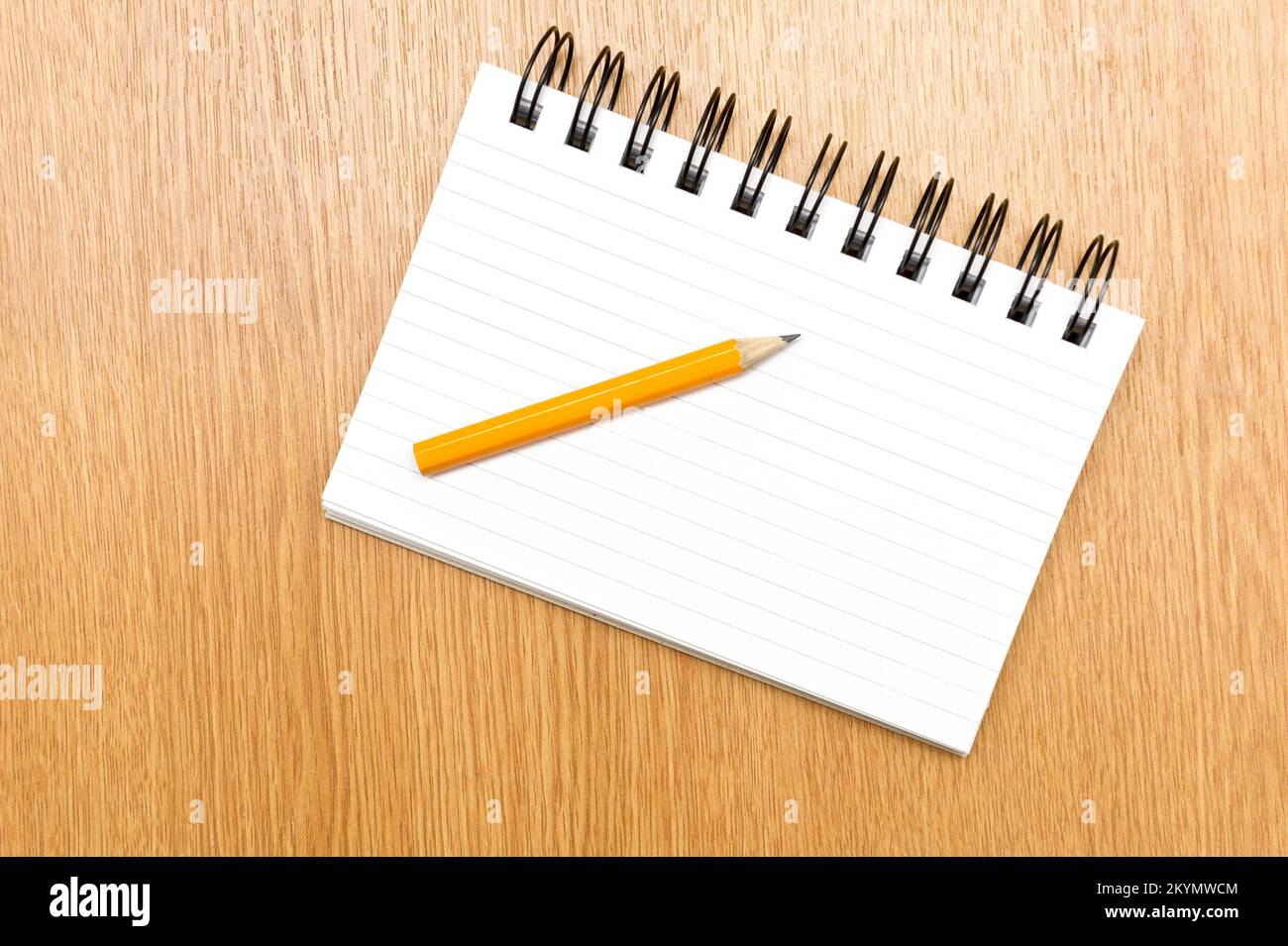 Flat : permet de placer l'image d'un bloc-notes, d'un crayon, d'un taille-crayon et d'une gomme sur un bureau Banque D'Images