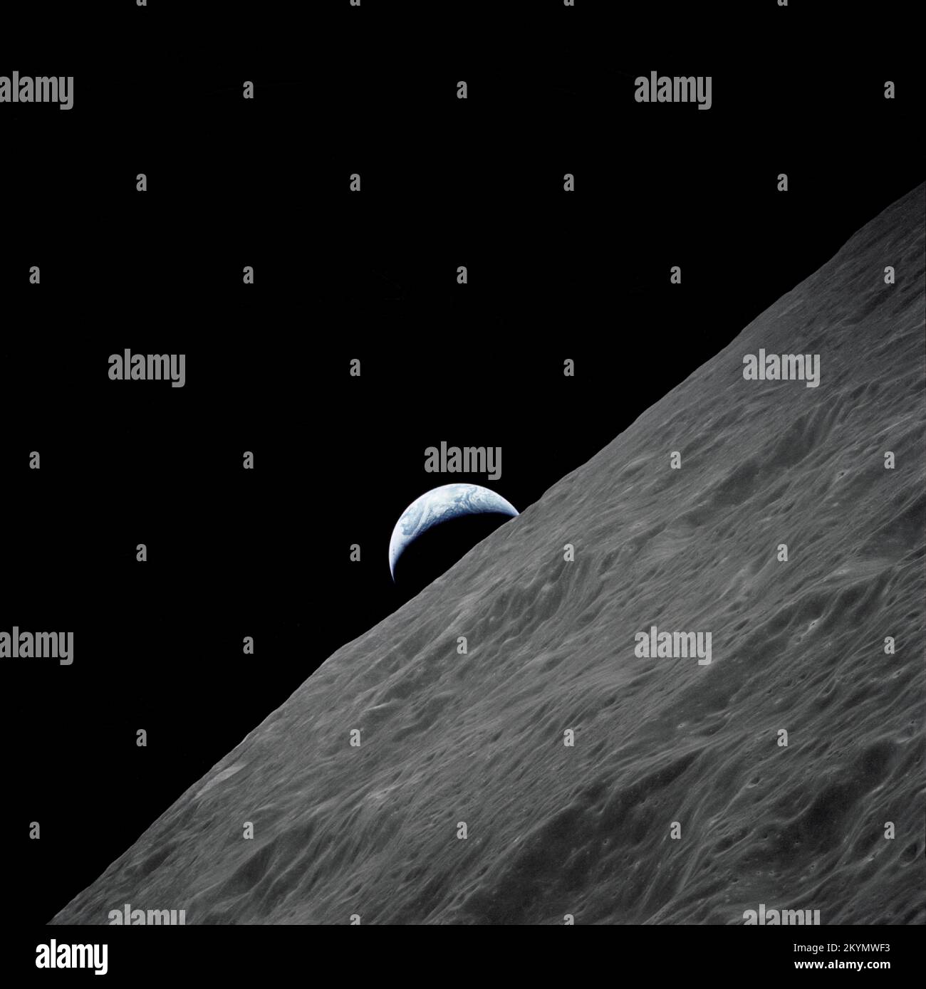 Le croissant de la Terre s'élève au-dessus de l'horizon lunaire dans cette photo spectaculaire prise de l'engin spatial Apollo 17 en orbite lunaire lors de la mission d'atterrissage lunaire finale du programme Apollo. Banque D'Images