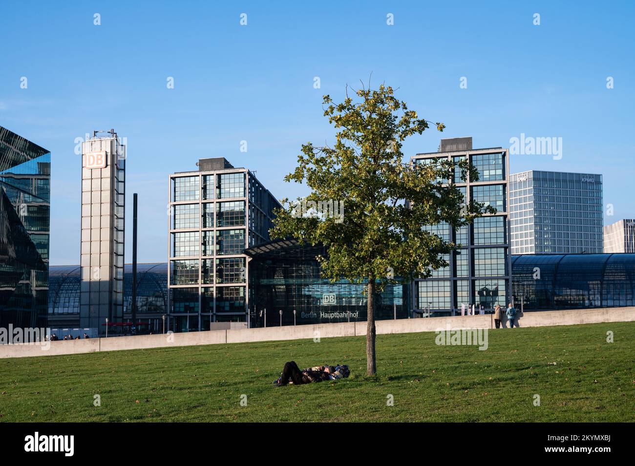 12.11.2022, Berlin, Allemagne, Europe - vue depuis le Spreebogenpark de la gare centrale de Berlin sur la place Washingtonplatz, au nord de la rivière Spree. Banque D'Images