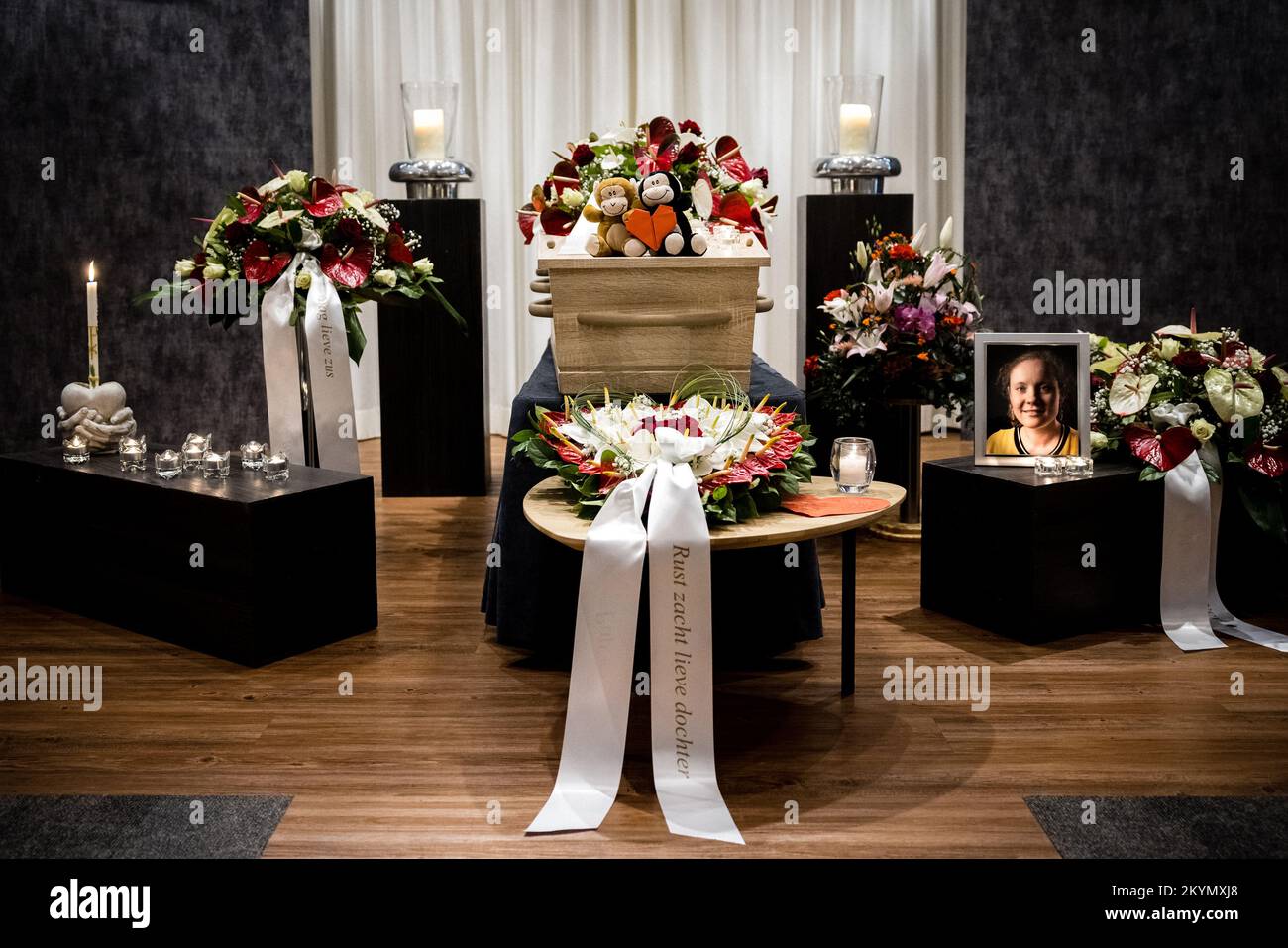 BAEXEM - le cercueil avec Silvana Heber dans la salle de cérémonie du crématorium du Limbourg central après les funérailles privées. Le corps de la femme de 36 ans a été trouvé dans la zone forestière d'un demi-kilomètre entre Vessem et Veldhoven. La police a arrêté l'ex-petit ami de la femme. ANP ROB ENGELAR pays-bas sortie - belgique sortie Banque D'Images