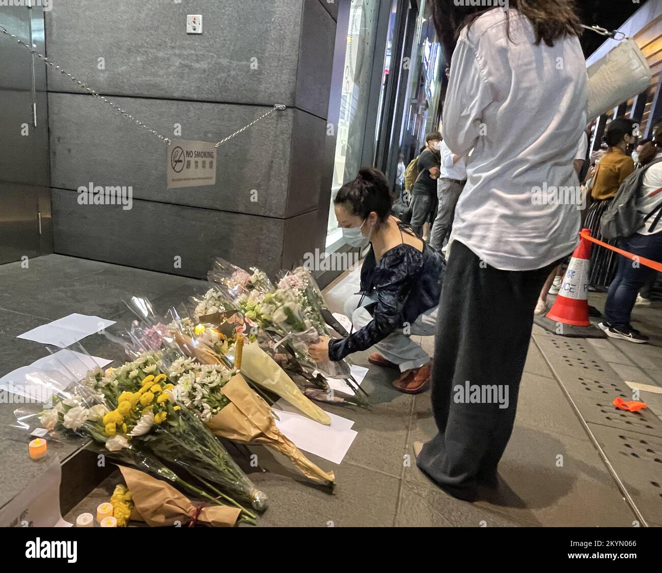 Des dizaines de manifestants se sont présentés à une veillée à Hong Kong pour commémorer le feu mortel qui a déclenché un tollé sur le continent concernant la politique d'isolement de Covi-19. 28NOV22 SCMP / Oscar Liu Banque D'Images