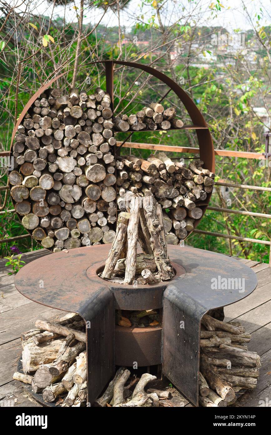 Foyer avec bois de feu sans personnes Banque D'Images