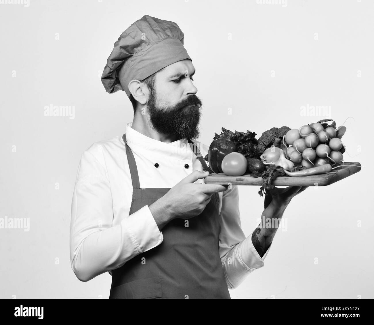 Portrait d'un cuisinier souriant tenant des légumes Banque D'Images