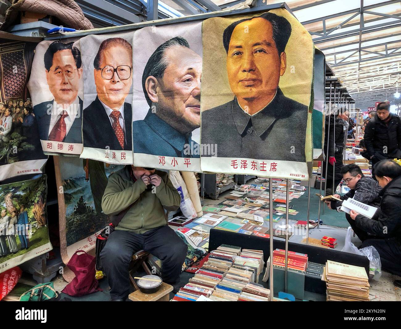 Des affiches de dirigeants chinois précédents (de droite à gauche) Mao Zedong, Deng Xiaoping, Jiang Zemin et Hu Yaobang sont accrochées sur un stand de livre d'occasion à vendre au marché aux puces de Panjiayuan, le marché chinois le plus grand et le plus complet, le moins cher et le plus populaire vendant des biens d'occasion et des curios, dans le centre-ville de Pékin, Chine, le samedi 23 février 2019. 23FEB19 SCMP/Simon Song Banque D'Images