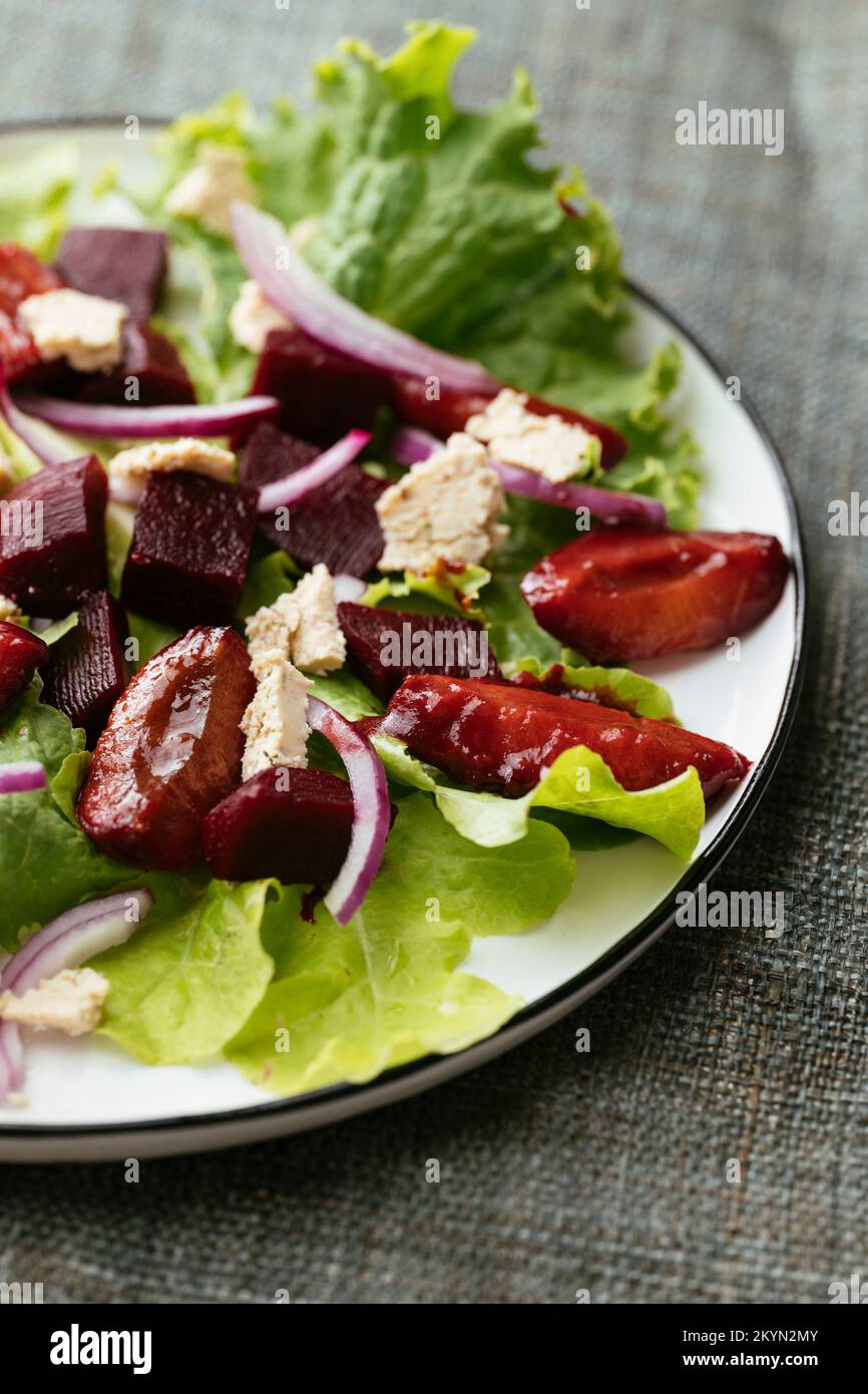Salade de betteraves et de prunes maison avec feta végétalien. Banque D'Images