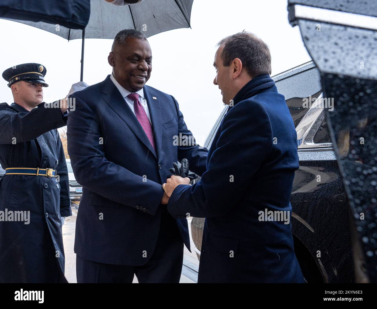 Arlington, États-Unis d'Amérique. 30 novembre 2022. ÉTATS-UNIS Le secrétaire à la Défense, Lloyd J. Austin III, souhaite la bienvenue au ministre français de la Défense, Sébastien Lecornu, à droite, pour des pourparlers bilatéraux lors de la cérémonie d'arrivée au Pentagone, à 30 novembre 2022, à Arlington, en Virginie. Crédit : TSgt. Jack Sanders/DOD/Alamy Live News Banque D'Images