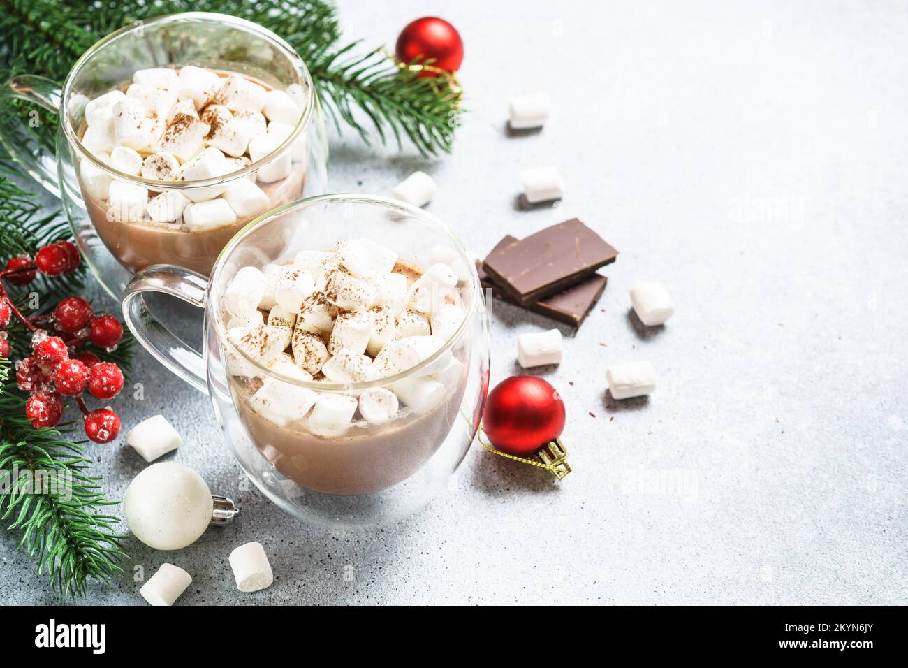 Chocolat chaud de Noël ou cacao avec guimauve sur blanc avec décorations de noël. Banque D'Images