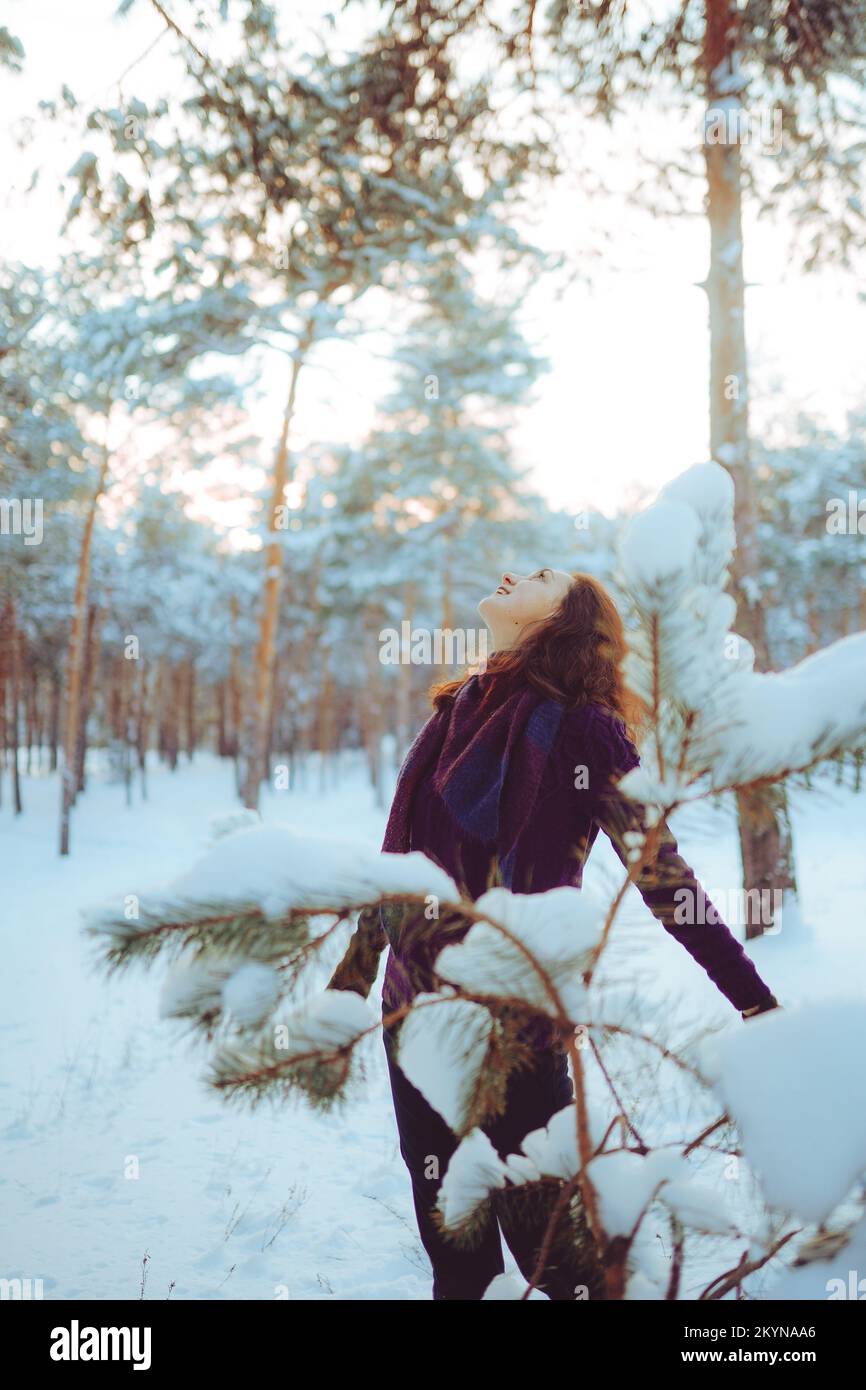 Jeune femme profitant du temps d'hiver dans la forêt enneigée. Temps froid. Vacances d'hiver, repos, concept de voyage. Banque D'Images