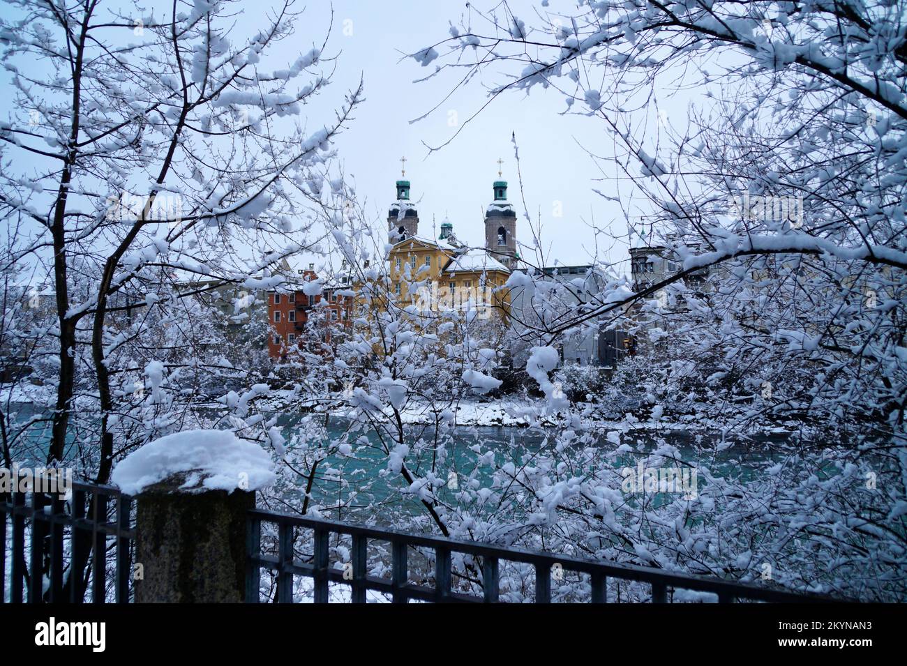 Innsbruck, ville d'hiver pittoresque, avec sa majestueuse cathédrale d'Innsbruck, également connue sous le nom de cathédrale Saint-Pétersbourg James et de vieilles maisons colorées sur la rivière Inn Banque D'Images