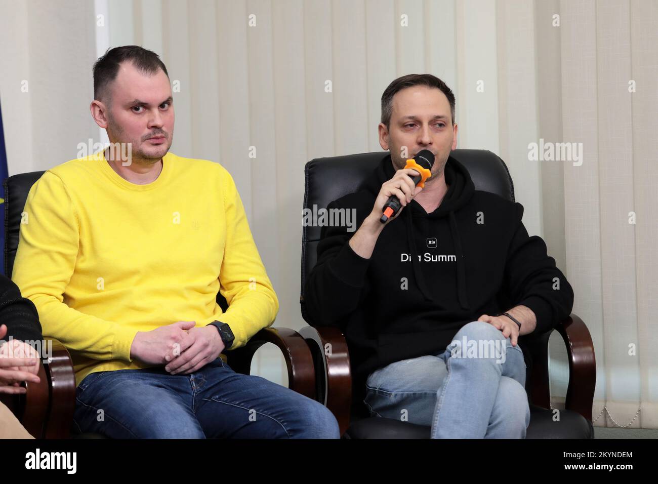 KIEV, UKRAINE - 1 DÉCEMBRE 2022 - Chef de projet pour la production de la version télévisée de la finale de sélection nationale de l'Ukraine (Starlight product Banque D'Images