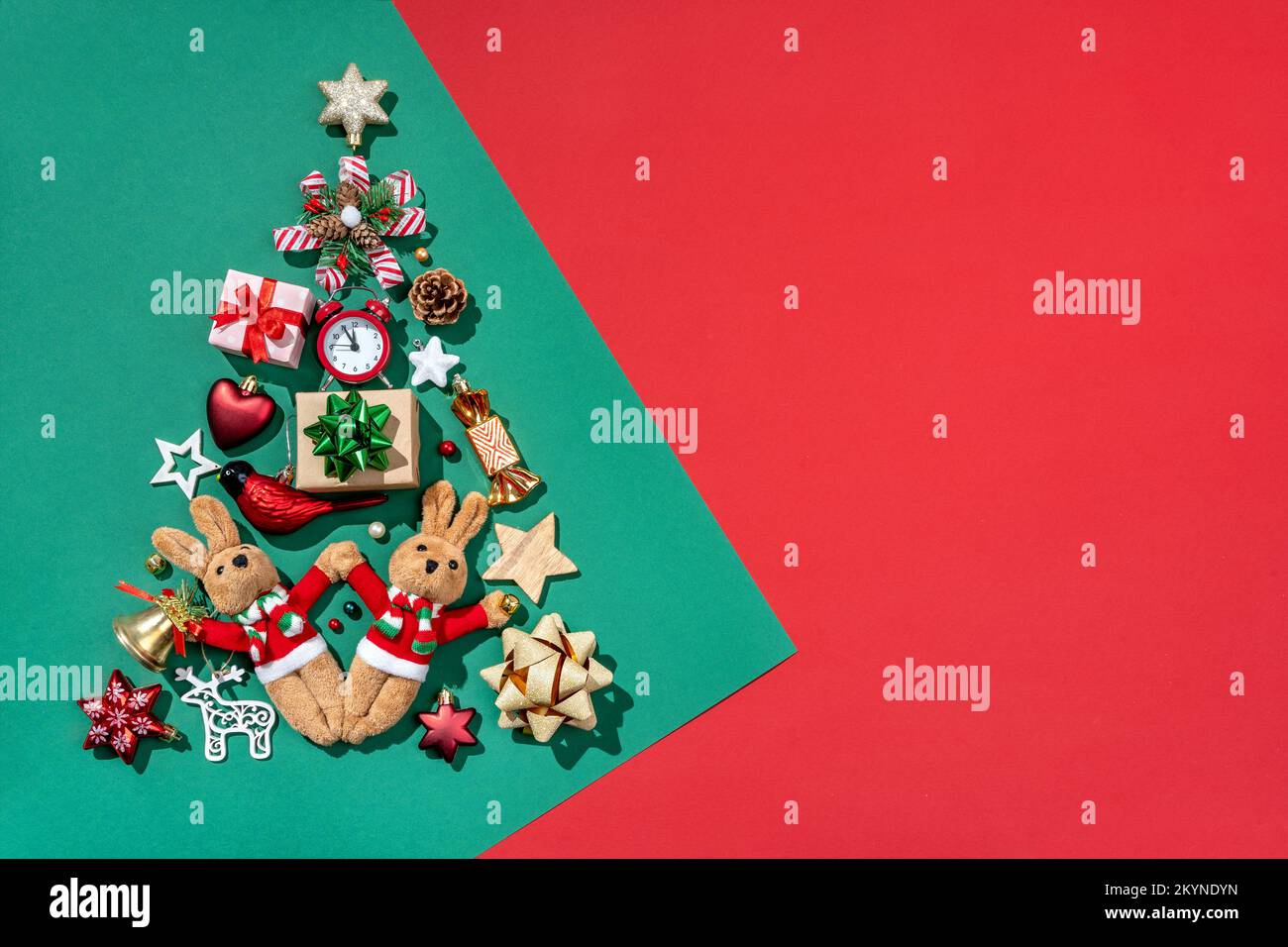 Silhouette d'arbre de Noël en jouets sur fond vert. Joyeux Noël et bonne année concept Banque D'Images