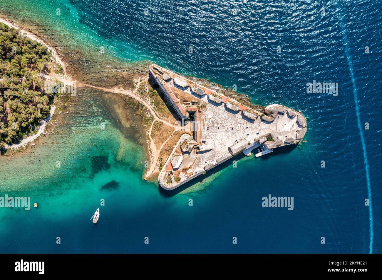 Photo aérienne de St. Forteresse Nicholas près de Sibenik en Croatie. Vieille rue Forteresse de Nicholas à l'entrée de la baie de Sibenik, Dalmatie, Croatie, tir aérien de drone Banque D'Images