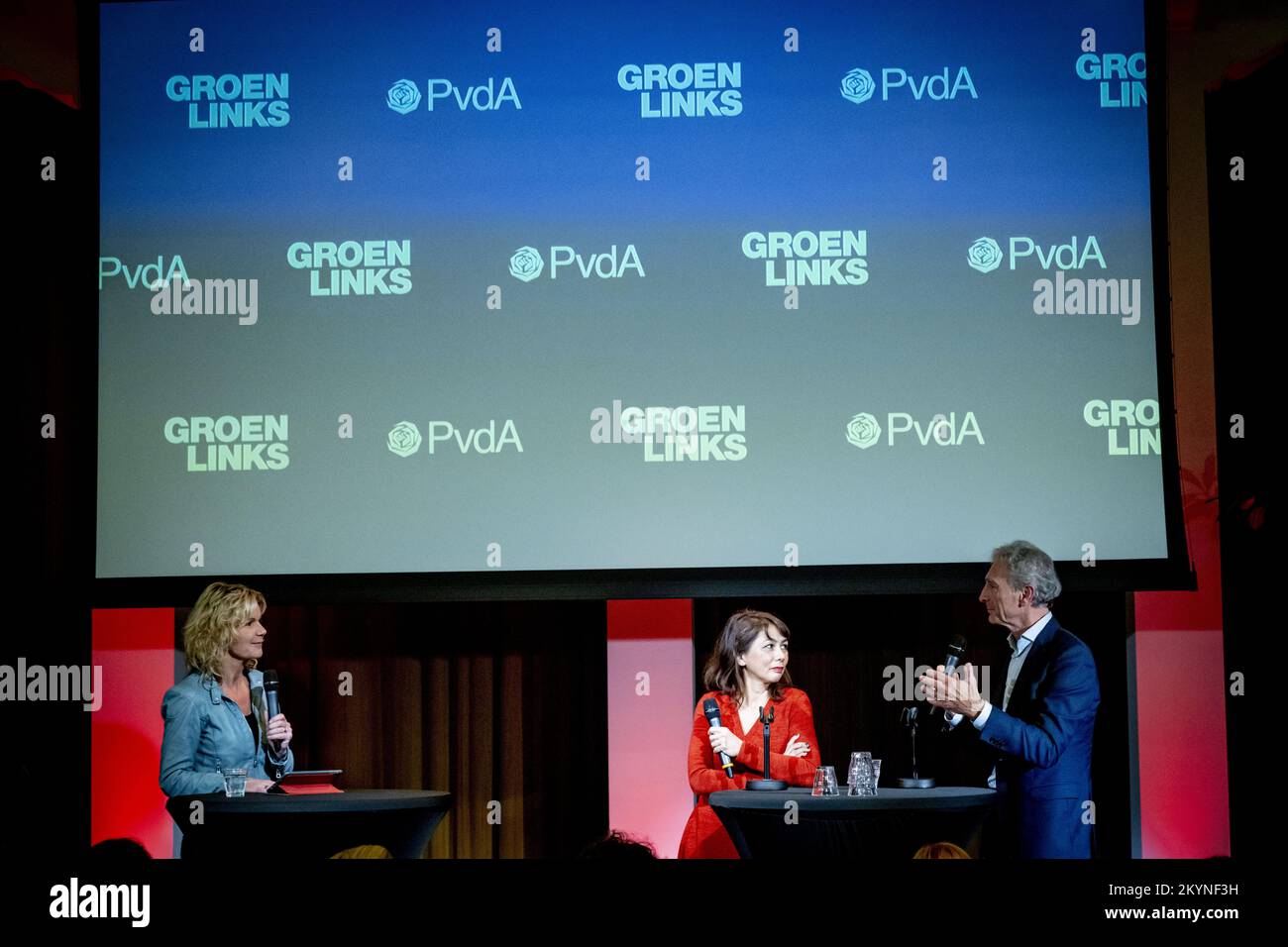 LA HAYE - Paul Rosenmöller et Mei Li vos lors de la présentation des projets de listes de candidats de GroenLinks et PvdA pour les élections sénatoriales. Lors des élections au Sénat en 2023, les deux partis formeront un groupe parlementaire. ANP ROBIN UTRECHT pays-bas - belgique sortie Banque D'Images